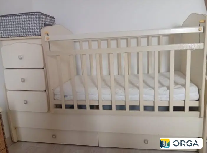 Детская кроватка с небольшими дефектами