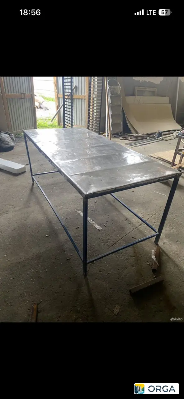 Металлический стол, крепкая конструкция