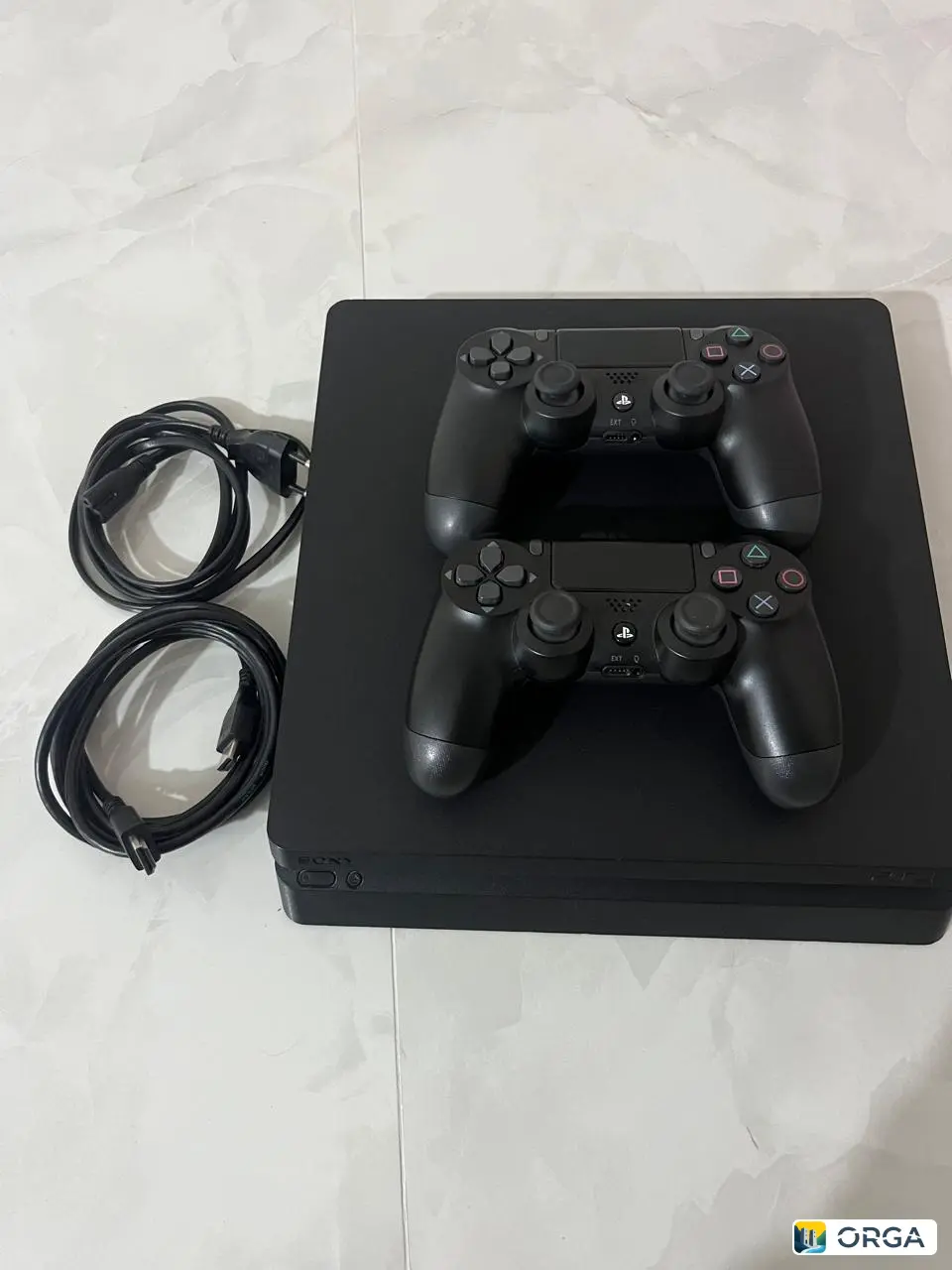 Продам Playstation 4 с двумя джойстиками и игрой MORTAL KOMBAT 11