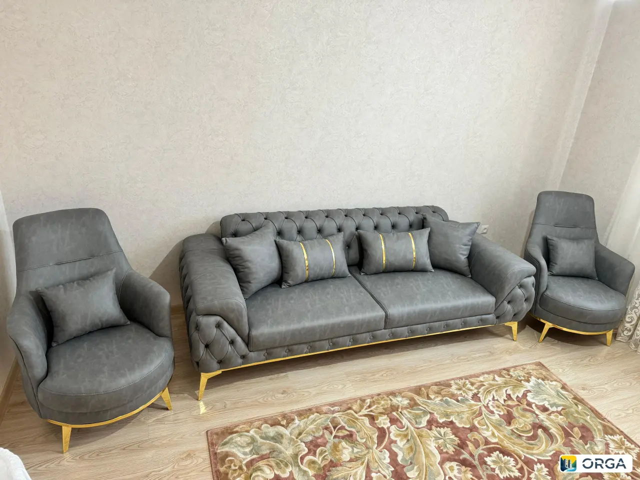 Диван Stella с двумя креслами и шестью подушками, ткань Лотос, деревянные ножки, откидная спинка