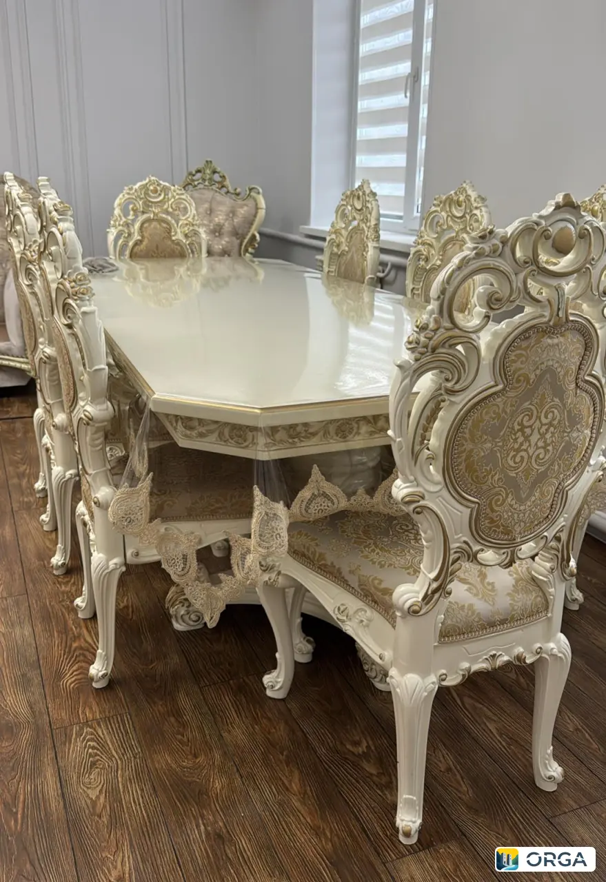 Большой обеденный стол с 8 стульями и скатертью