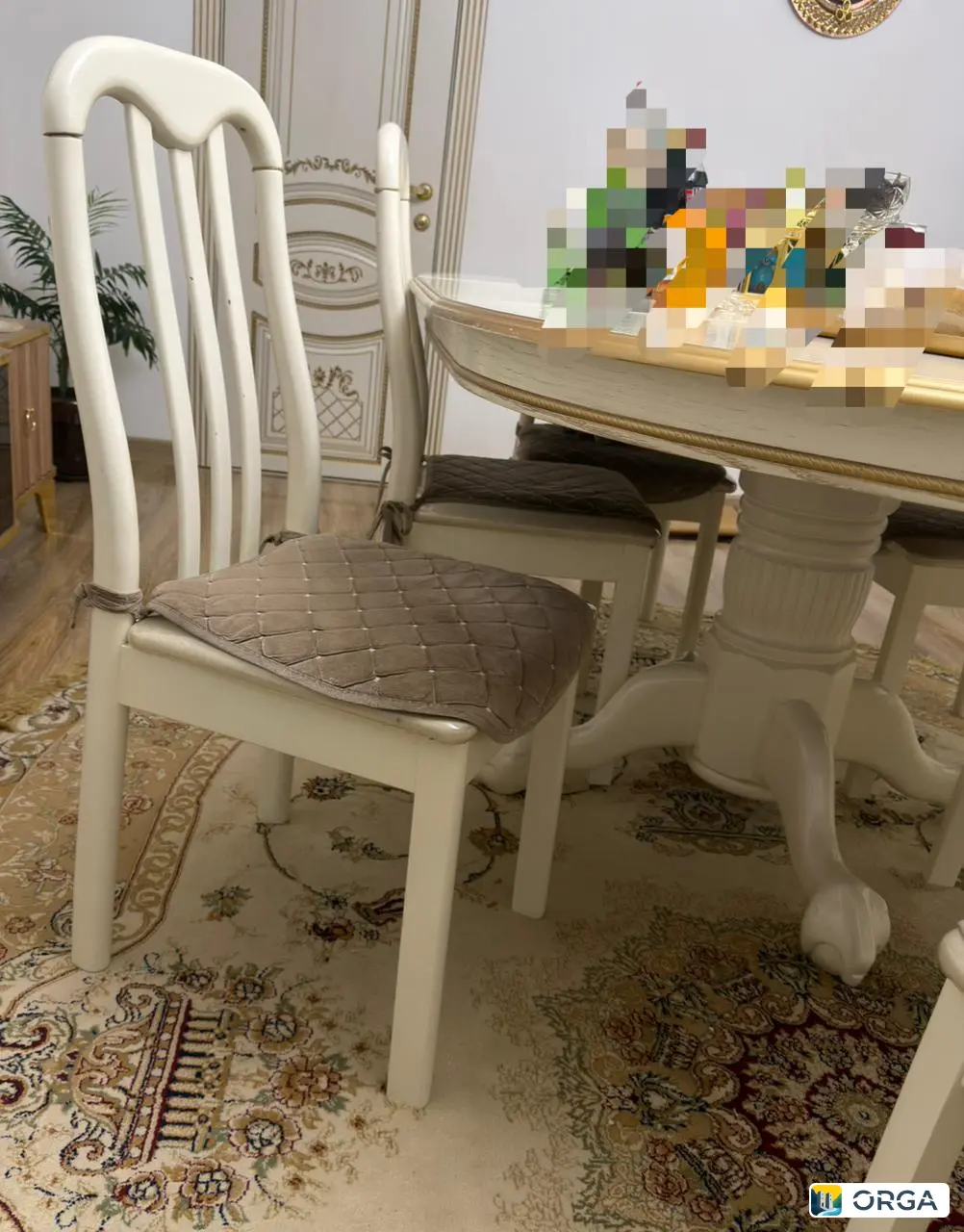 Стол и стулья в идеальном состоянии
