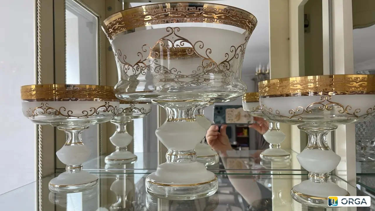 Декоративная стеклянная ваза-конфетница на ножке с крышкой, в классическом стиле с золотым орнаментом