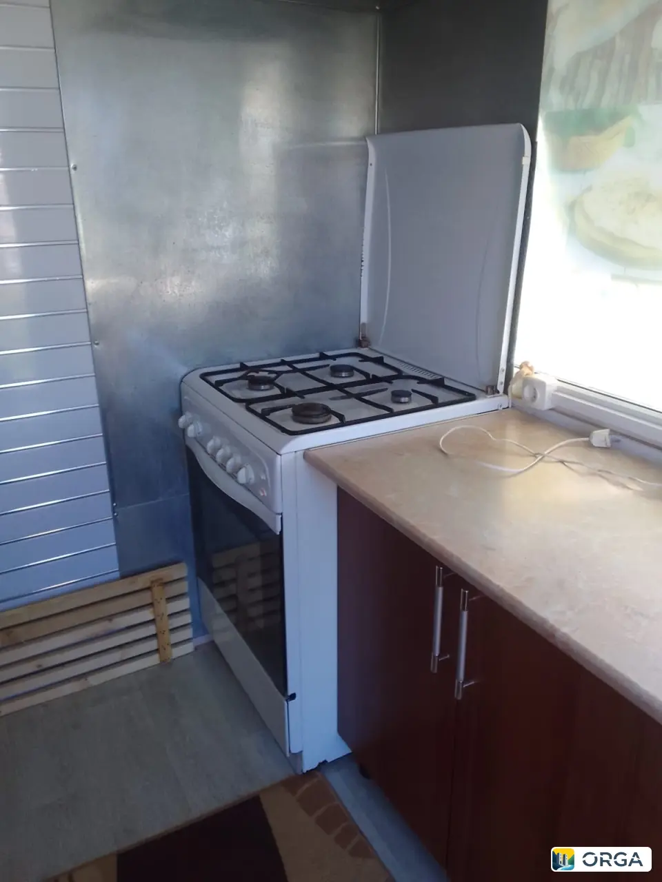 Продаётся оборудованная будка для бизнеса с холодильником, морозильником, печкой, духовкой, микроволновкой и кухонной ме