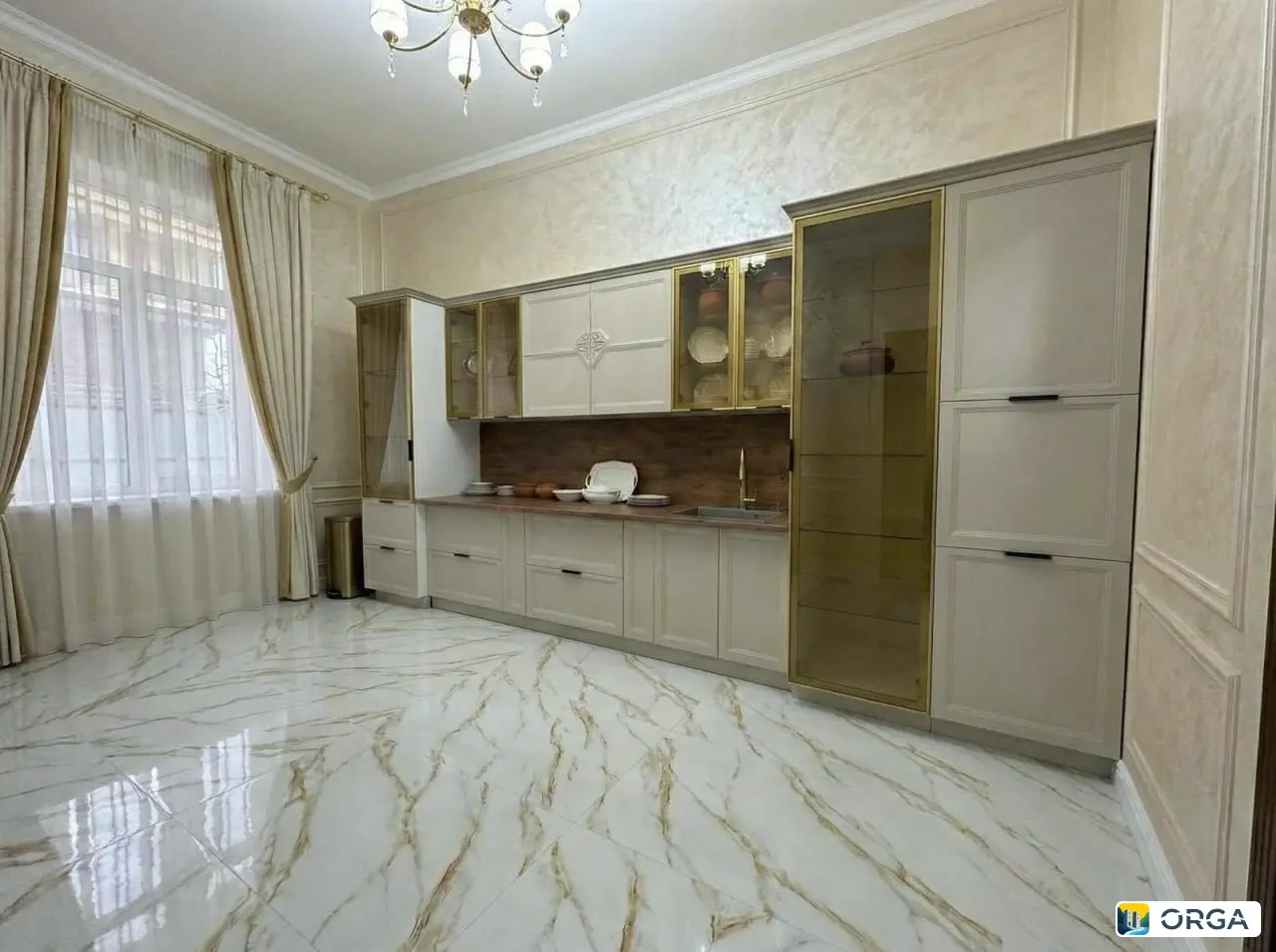 Кухня «КАРАТ» 460, цвет кашемир/золото, ширина 4600 мм, высота 2343 мм