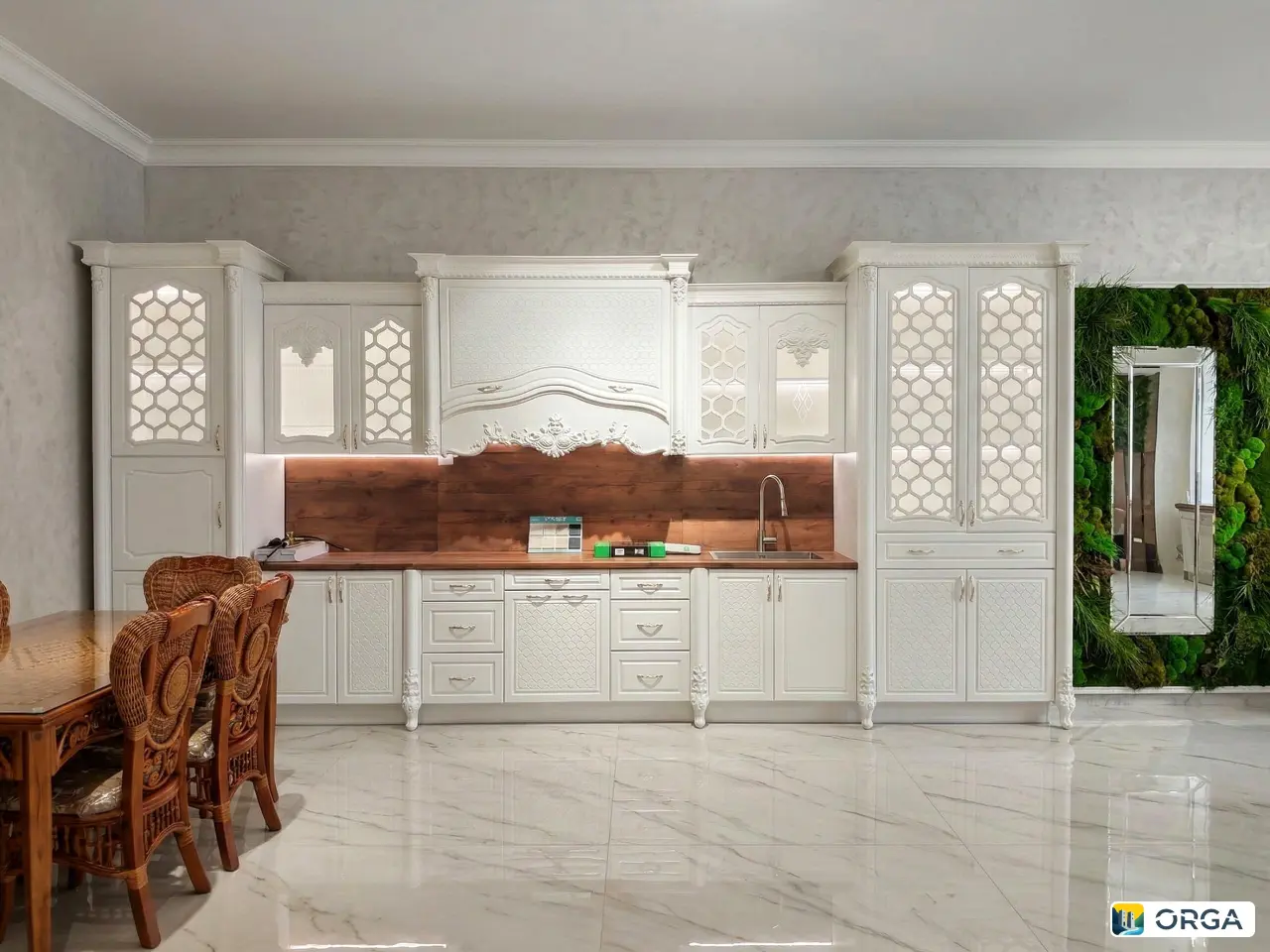 Кухня «Адалия» в белом, размер 540 см, барочный стиль, фасад МДФ, цвет белый матовый, столешница орех