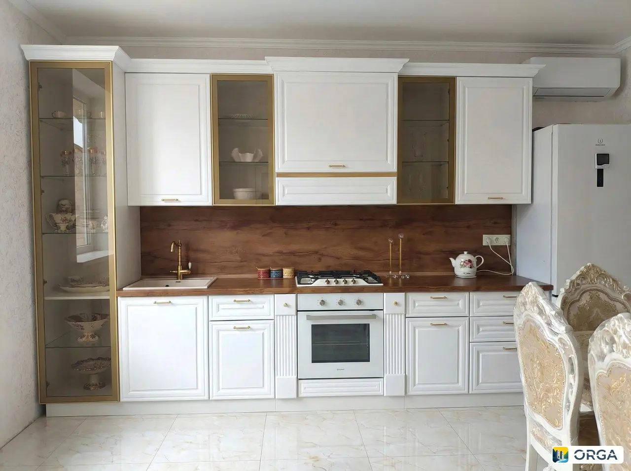 Кухонный гарнитур «Анна» 350×245 см, белый с золотыми элементами, столешница орех